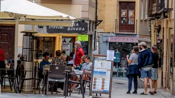 Una terraza llena de clientes en Toledo.