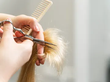 Profesional cortando el cabello Profesional cortando el cabello