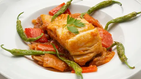 Receta de bacalao a la riojana con guindillas fritas, de Karlos Arguiñano: "Para lucirse" Receta de bacalao a la riojana con guindillas fritas, de Karlos Arguiñano: "Para lucirse"