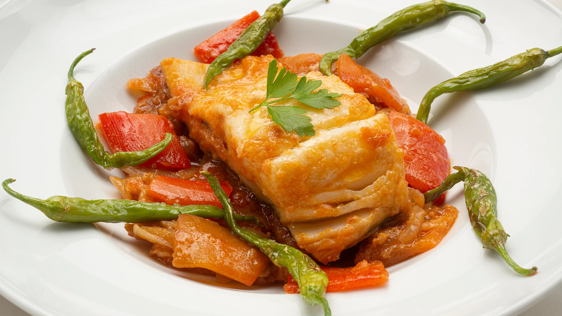 Receta de bacalao a la riojana con guindillas fritas, de Karlos Arguiñano: "Para lucirse" Receta de bacalao a la riojana con guindillas fritas, de Karlos Arguiñano: "Para lucirse"