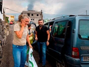 Vecinos del barrio de Todoque, en La Palma, abandonan su casa ante el avance de la colada de lava provocada por la erupción del volcán Cumbre Vieja