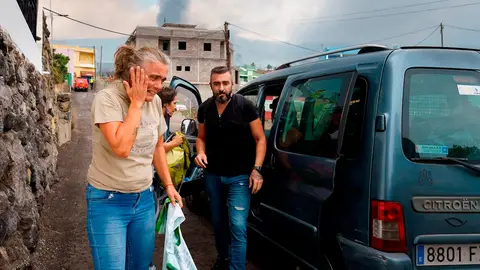 Vecinos del barrio de Todoque, en La Palma, abandonan su casa ante el avance de la colada de lava provocada por la erupción del volcán Cumbre Vieja Vecinos del barrio de Todoque, en La Palma, abandonan su casa ante el avance de la colada de lava provocada por la erupción del volcán Cumbre Vieja