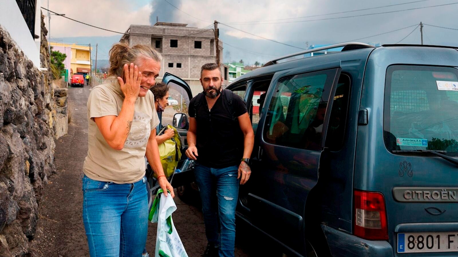 Confinan varios barrios de Tazacorte ante la posible llegada de la lava del volcán de La Palma al mar