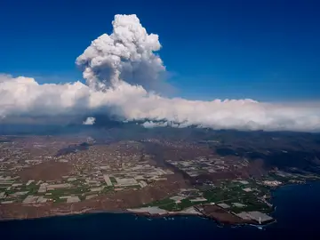 Suben a nivel rojo el código de color de la aviación en Canarias por los gases y la ceniza del volcán en La Palma Suben a nivel rojo el código de color de la aviación en Canarias por los gases y la ceniza del volcán en La Palma