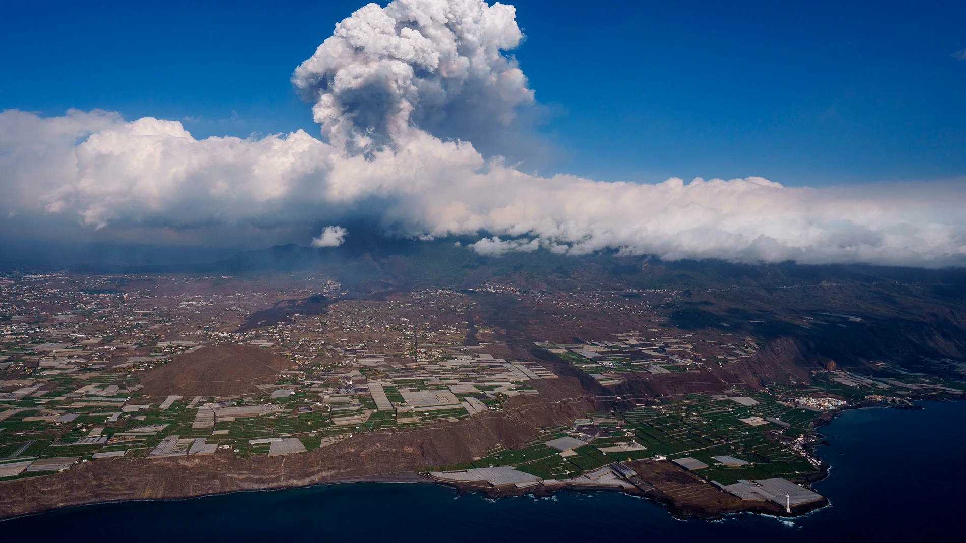 Suben a nivel rojo el código de color de la aviación en Canarias por los gases y la ceniza del volcán en La Palma