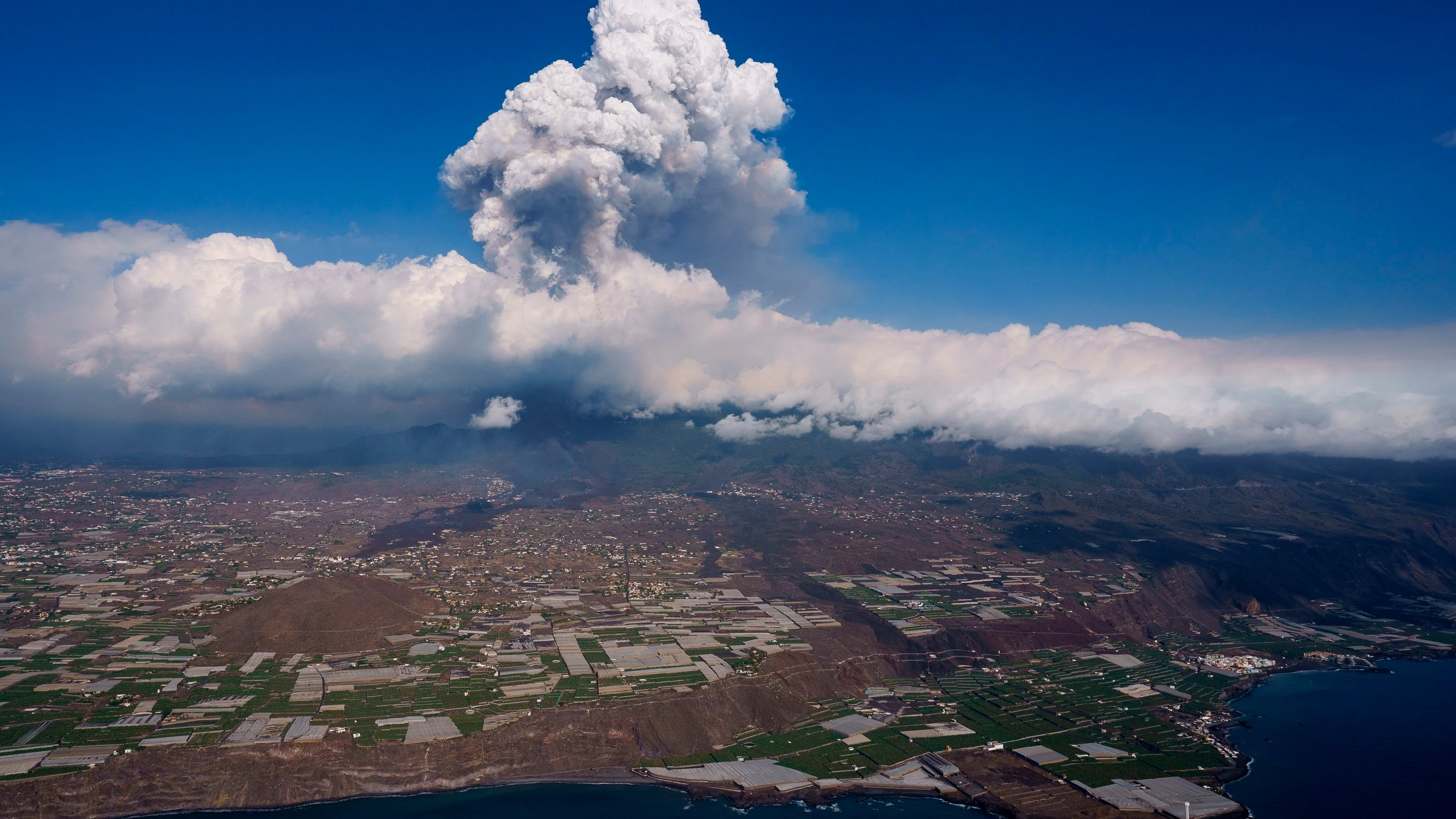 Suben a nivel rojo el código de color de la aviación en Canarias por los gases y la ceniza del volcán en La Palma Suben a nivel rojo el código de color de la aviación en Canarias por los gases y la ceniza del volcán en La Palma