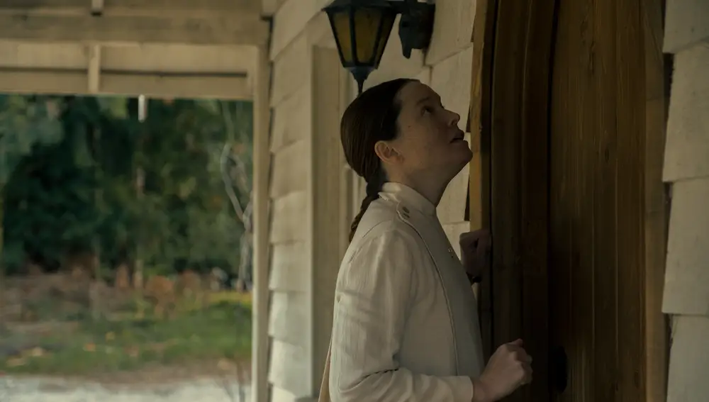 Samantha Sloyan en 'Misa de medianoche' Samantha Sloyan en 'Misa de medianoche'
