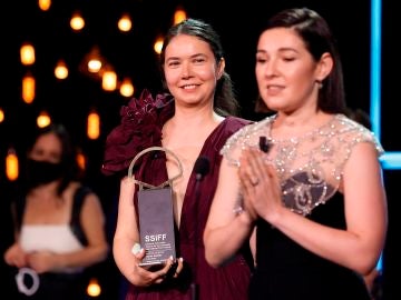 as rumanas, la realizadora Alina Grigore (i) y la productora Gabi Suciu tras recibir la Concha de Oro a la mejor película por su cinta 'Blue Moon'