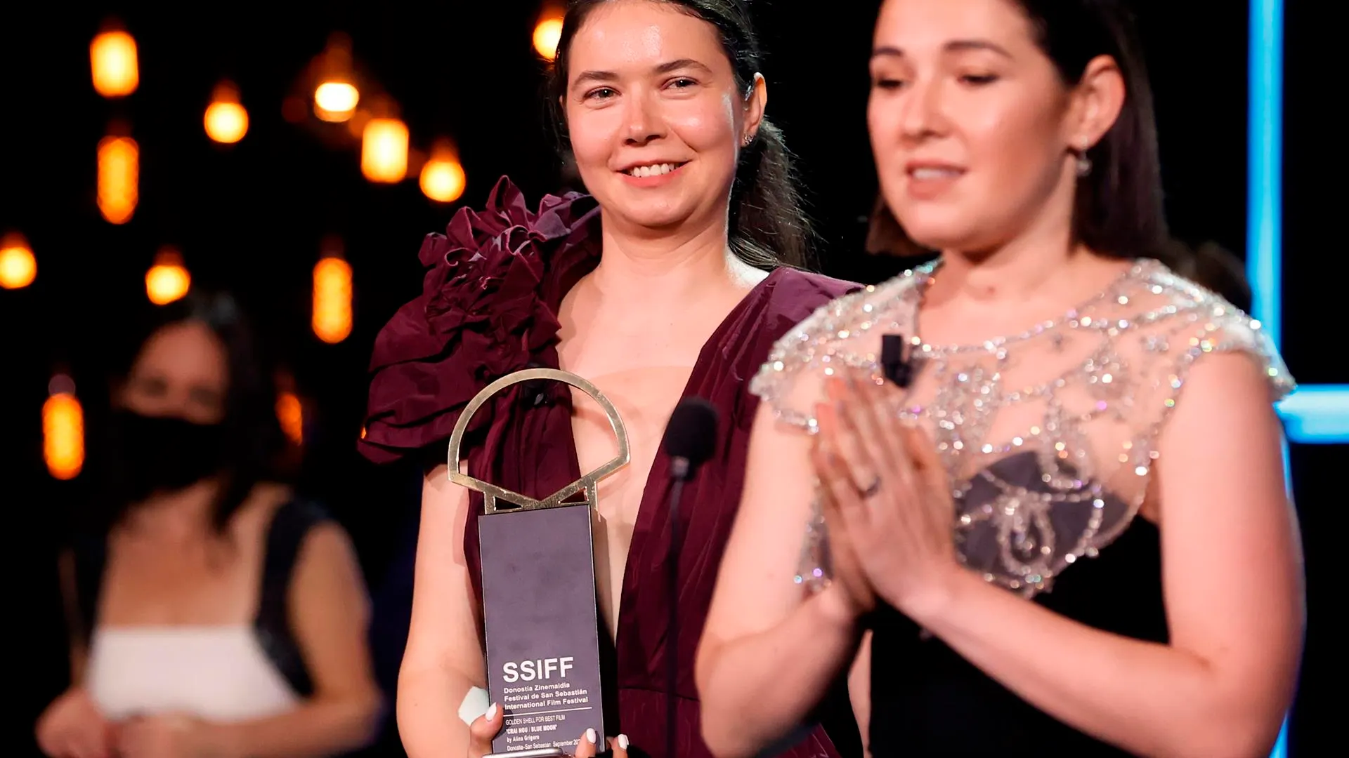as rumanas, la realizadora Alina Grigore (i) y la productora Gabi Suciu tras recibir la Concha de Oro a la mejor película por su cinta 'Blue Moon' as rumanas, la realizadora Alina Grigore (i) y la productora Gabi Suciu tras recibir la Concha de Oro a la mejor película por su cinta 'Blue Moon'