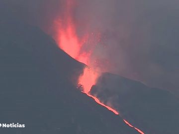 Cuatro bocas emiten lava del volcán de la Palma al sumarse dos nuevas tras desmoronarse parte del cráter