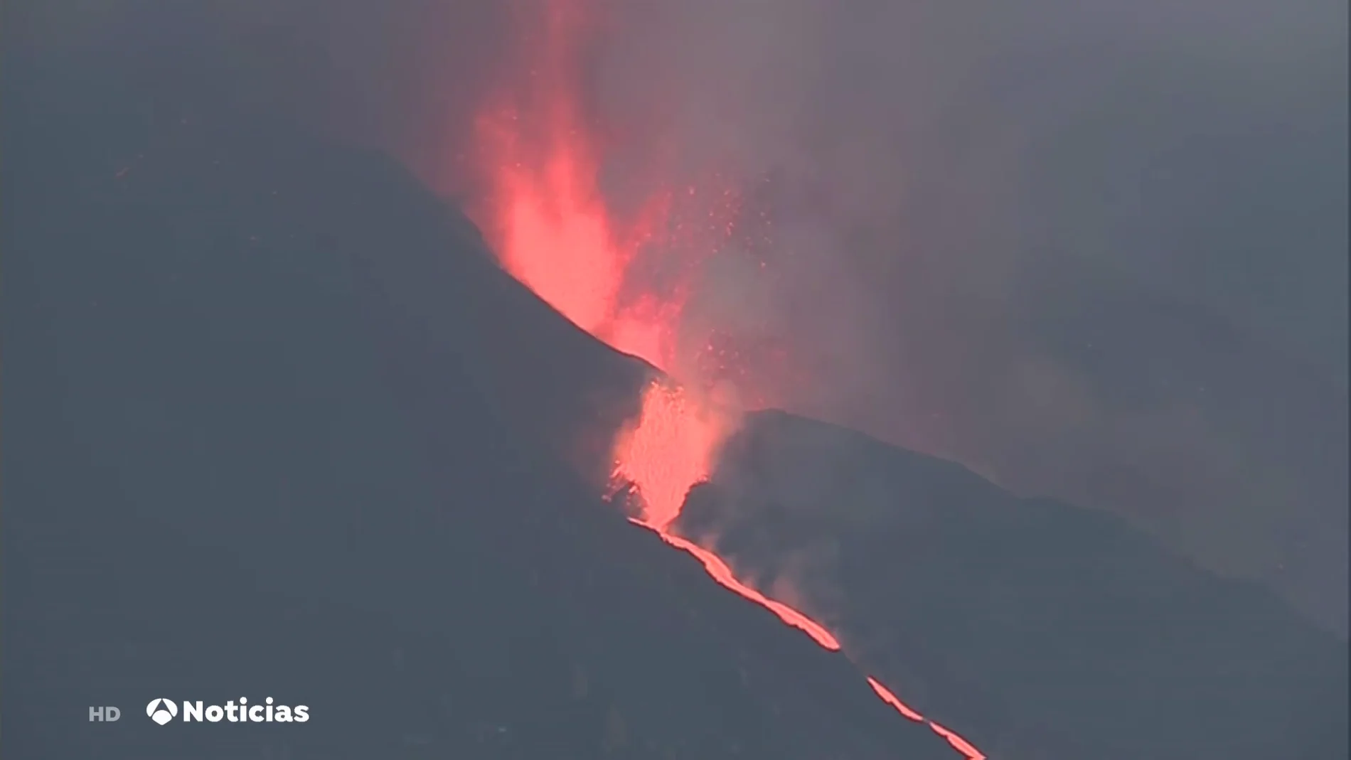 Cuatro bocas emiten lava del volcán de la Palma al sumarse dos nuevas tras desmoronarse parte del cráter
