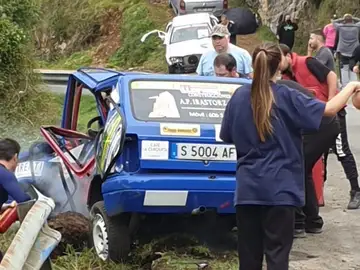 Mueren un piloto y su copiloto al chocar contra un guardarraíl en el rally Villa de Llanes Mueren un piloto y su copiloto al chocar contra un guardarraíl en el rally Villa de Llanes