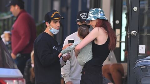 Sophie Turner, Joe Jonas y su hija pasean por Nueva York