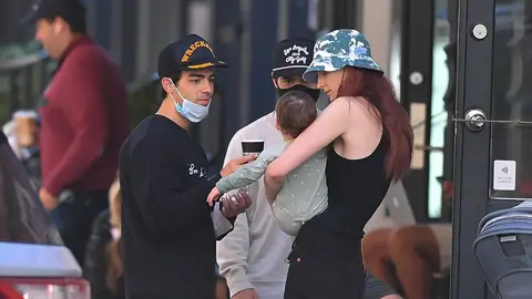Sophie Turner, Joe Jonas y su hija pasean por Nueva York Sophie Turner, Joe Jonas y su hija pasean por Nueva York