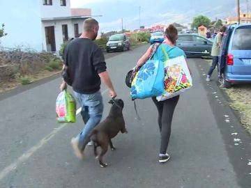 Personas siendo evacuadas en La Palma