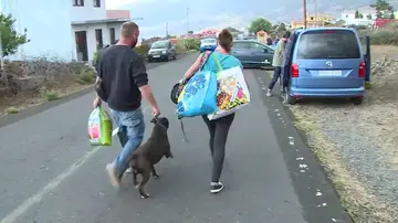 Personas siendo evacuadas en La Palma Personas siendo evacuadas en La Palma