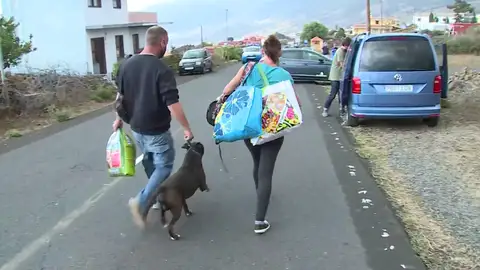 Personas siendo evacuadas en La Palma Personas siendo evacuadas en La Palma