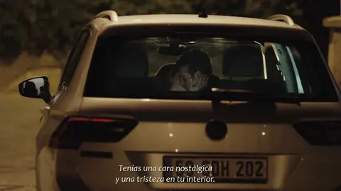 Asya descubre a Volkan y Derin besándose 'Infiel'