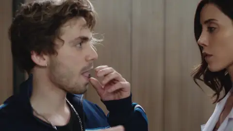 Selçuk chantajea a Asya con contarle su plan a Volkan 'Infiel'