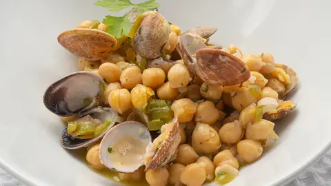 garbanzos con almejas garbanzos con almejas