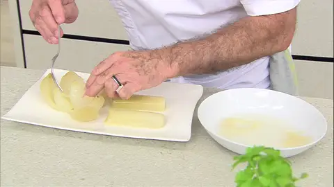 Un aperitivo ideal y económico: cebolla y puerros aliñados Un aperitivo ideal y económico: cebolla y puerros aliñados