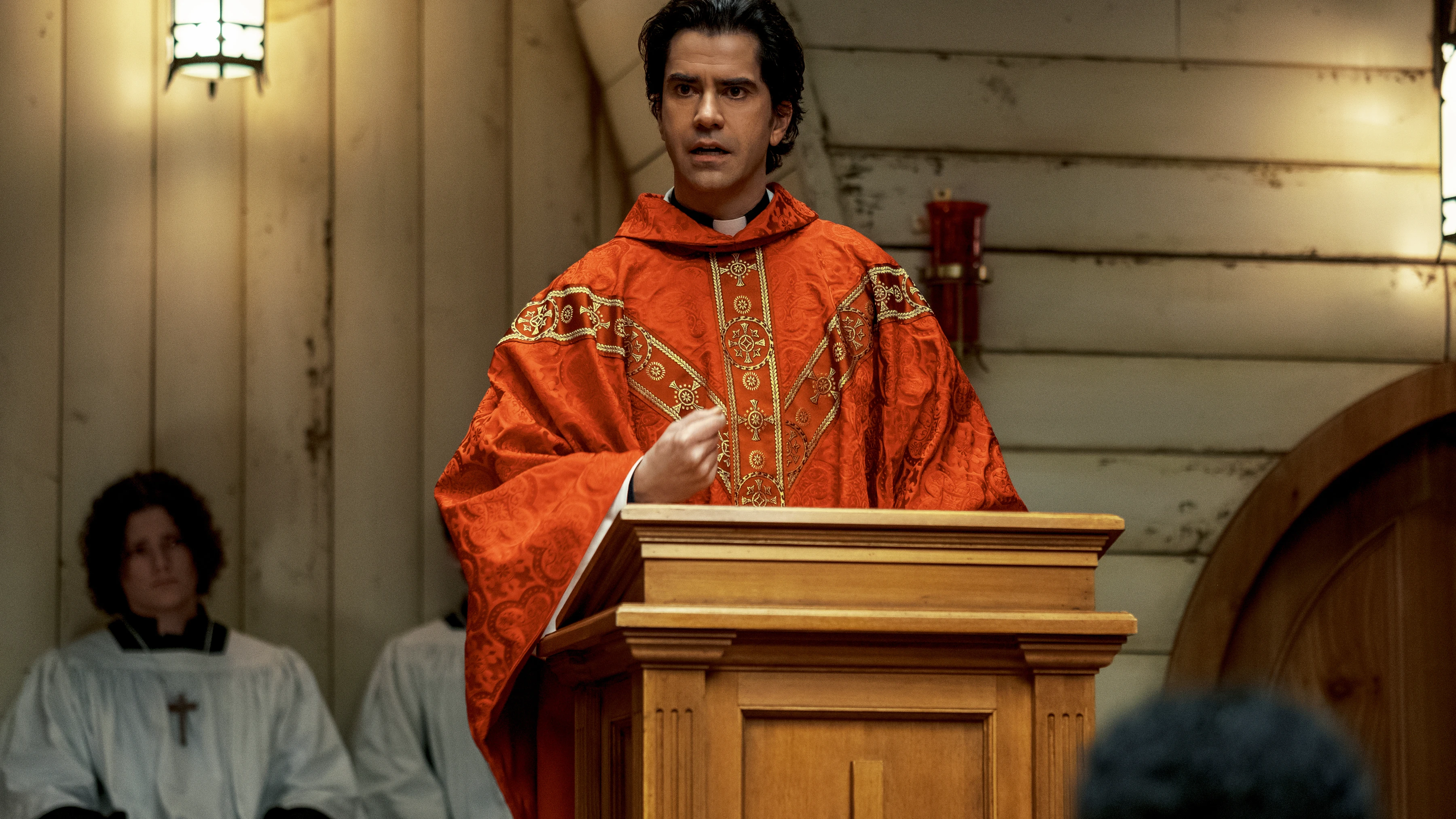 Hamish Linklater en 'Misa de medianoche'