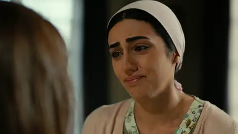 Gülten ayuda a Züleyha a recuperar a su hijo Gülten ayuda a Züleyha a recuperar a su hijo