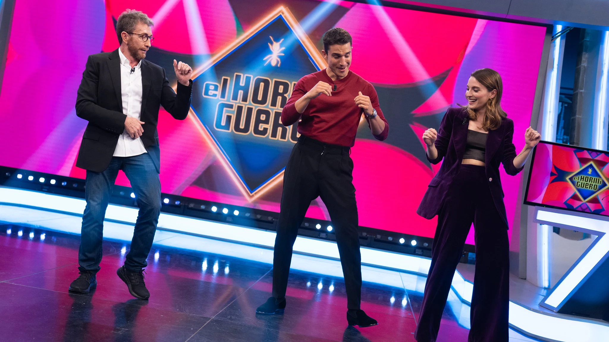 Ález González enseña a bailar Bachata 