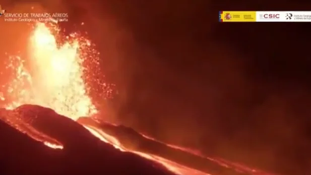 El momento en que la UME graba la lava