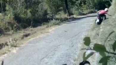 Pillan a un motorista pirómano 'in fraganti' gracias a una cámara oculta en Italia 