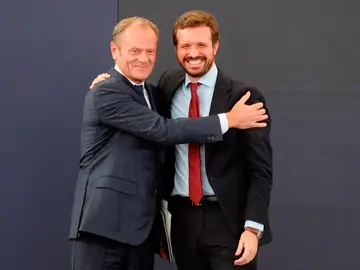 El presidente del PP, Pablo Casado, junto al expresidente del Consejo Europeo, Donald Tusk, intervienen en la convención nacional de su partido celebrada hoy en Valladolid El presidente del PP, Pablo Casado, junto al expresidente del Consejo Europeo, Donald Tusk, intervienen en la convención nacional de su partido celebrada hoy en Valladolid