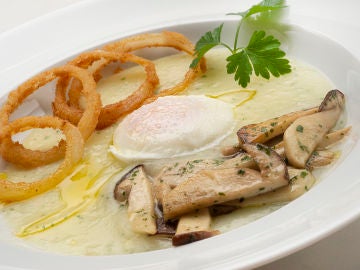 Receta de huevo con crema de patata, hongos y aros de cebolla, de Karlos Arguiñano