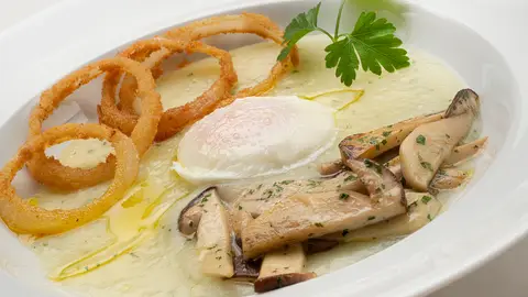Receta de huevo con crema de patata, hongos y aros de cebolla, de Karlos Arguiñano Receta de huevo con crema de patata, hongos y aros de cebolla, de Karlos Arguiñano