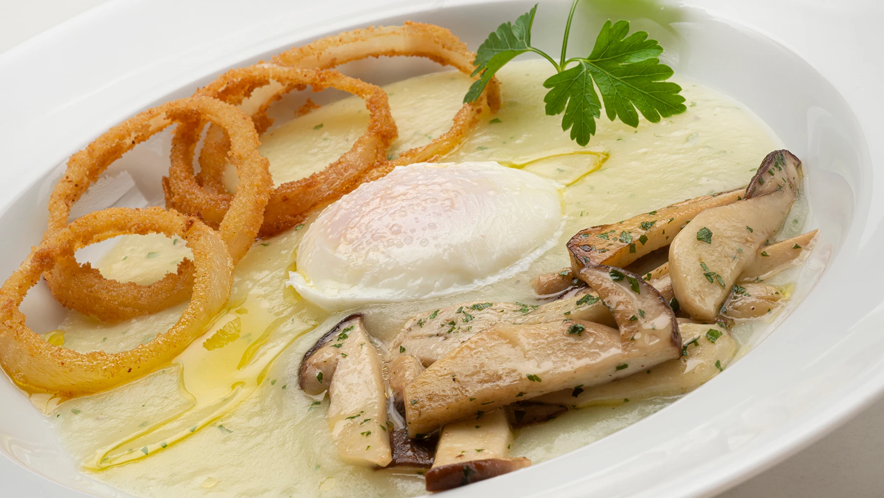 Receta de huevo con crema de patata, hongos y aros de cebolla, de Karlos Arguiñano Receta de huevo con crema de patata, hongos y aros de cebolla, de Karlos Arguiñano