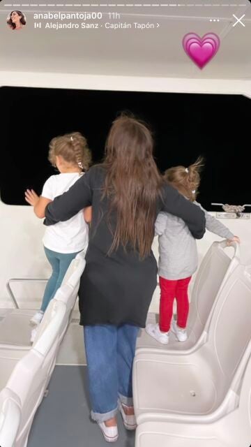 Anabel Pantoja con sus sobrinas, Ana y Carlota