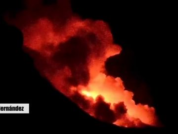 El momento en que la lava entra en contacto con el agua tras caer desde un acantilado y se produce el choque térmico