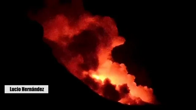 El momento en que la lava entra en contacto con el agua tras caer desde un acantilado y se produce el choque t&eacute;rmico