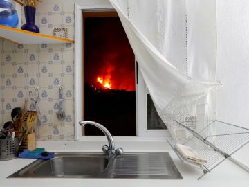 La imagen viral de la lava del volcán de La Palma vista desde una ventana