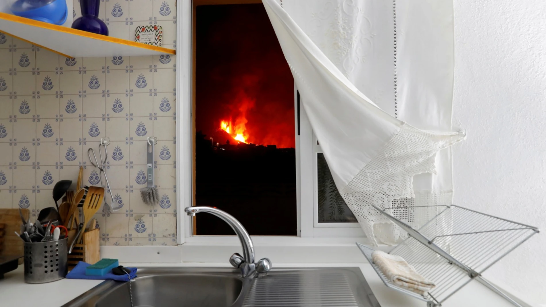 La imagen viral de la lava del volcán de La Palma vista desde una ventana