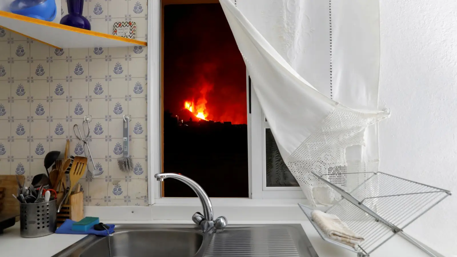 La imagen viral de la lava del volc&aacute;n de La Palma vista desde una ventana