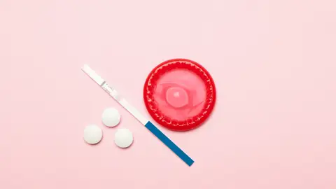 Preservativo rojo con píldoras y test Preservativo rojo con píldoras y test