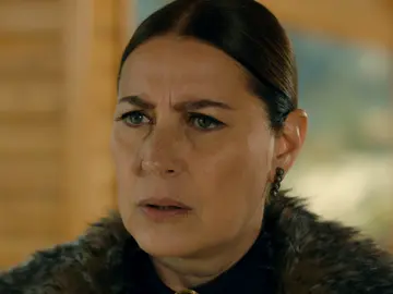 Hünkar se entera por Fekeli que Demir está en la cárcel Hünkar se entera por Fekeli que Demir está en la cárcel