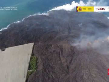 La isla baja formada por la lava del volcán de La Palma tras caer al mar, a vista de dron