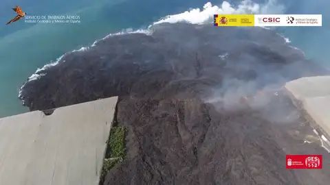 La isla baja formada por la lava del volcán de La Palma tras caer al mar, a vista de dron La isla baja formada por la lava del volcán de La Palma tras caer al mar, a vista de dron