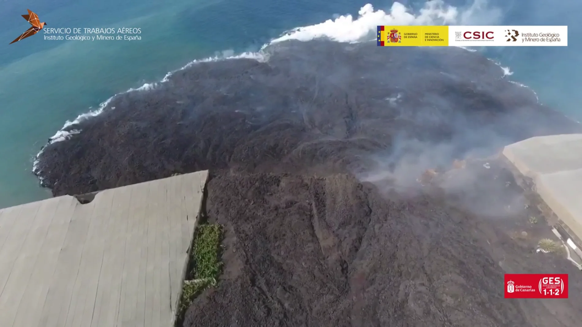 La isla baja formada por la lava del volcán de La Palma tras caer al mar, a vista de dron