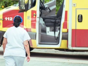 Enfermera se acerca a una ambulancia
