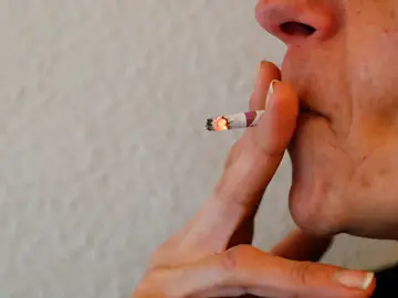 Una persona fumando Una persona fumando