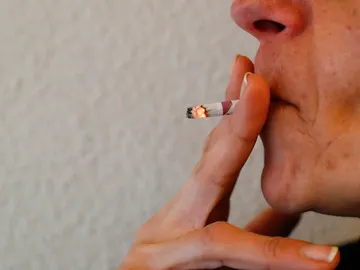 Una persona fumando Una persona fumando