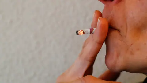Una persona fumando Una persona fumando