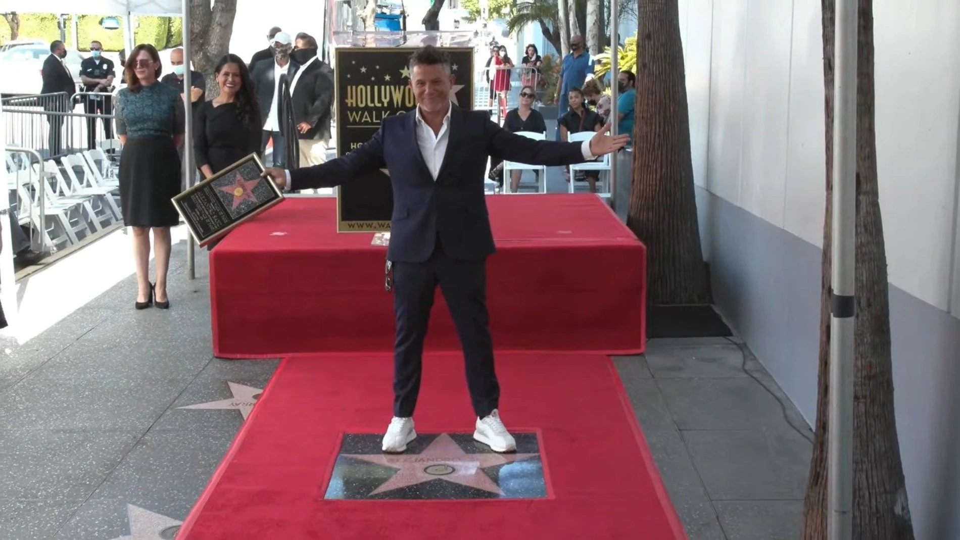 Alejandro Sanz estrena su estrella en el Paseo de la Fama de Hollywood: "La vida te sorprende con cosas emocionantes"